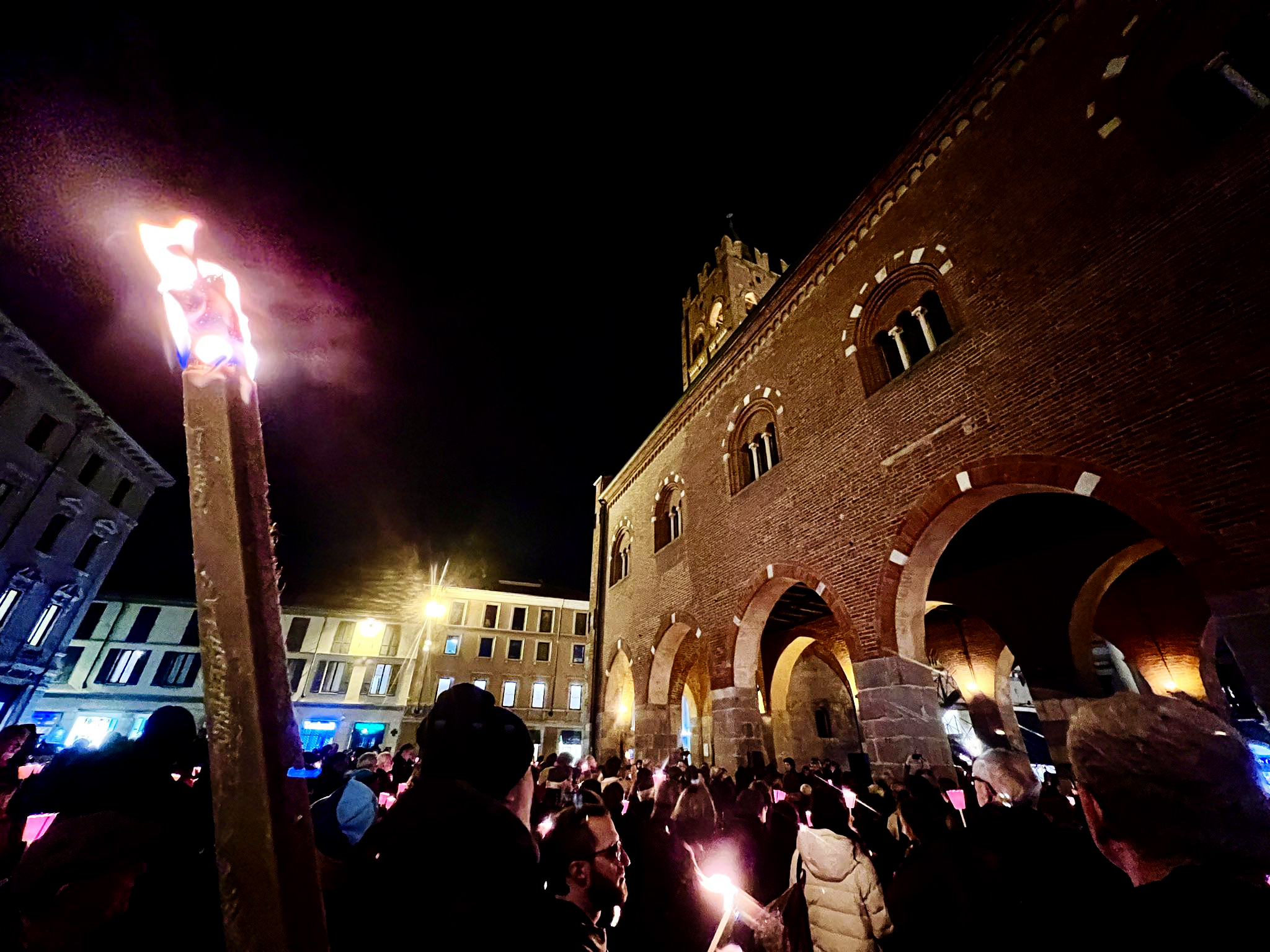 Giustizia e dignità per Ilaria Salis: le immagini della fiaccolata a Monza